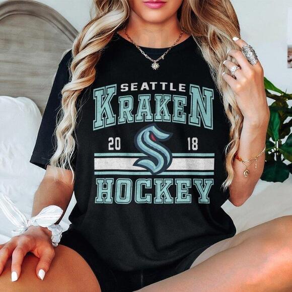 Jasper
D Other - Seattle Kraken Retro 90s Hockey Team Fan Unisex T-Shirt